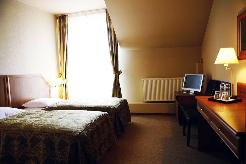 Hotel Zorza Намыслув Экстерьер фото